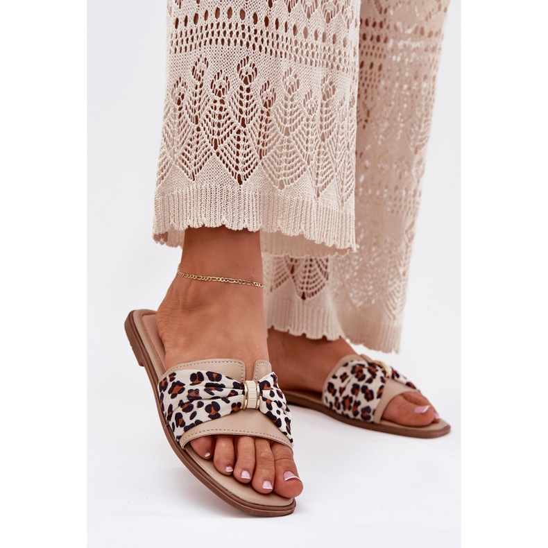 Chanclas de mujer plana con un beige de arco