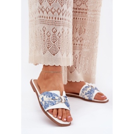 Chanclas de mujer plana con un arco blanco Chanclas de mujer plana con un arco blanco