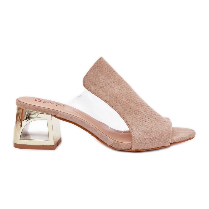 Zapatillas para mujeres en un post beige dorado