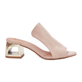 Chanclas para mujeres en el pilar dorado beige de luz