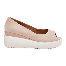 Sandalias para mujeres para una cuña con beige ligero de gamuza ecológica Sandalias para mujeres para una cuña con beige ligero de gamuza ecológica