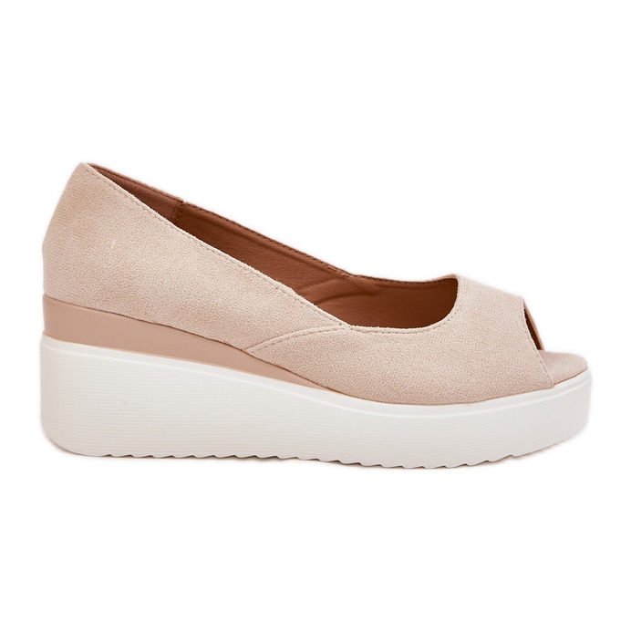 Sandalias para mujeres para una cuña con beige ligero de gamuza ecológica