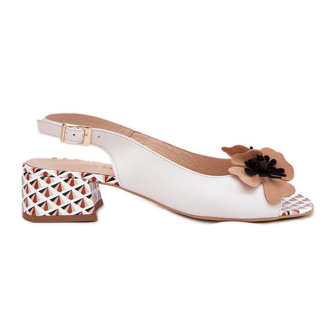 Sandalias de cuero para mujeres en una cuadra con una flor decorativa Laura Messi 2973 White blanco