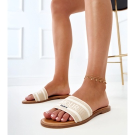 Chanclas beige con una correa bordada