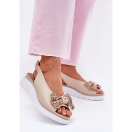 Sandalias de cuero para mujeres con una cuña con un arco beige Zazoo 1882