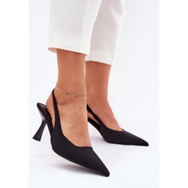 Sandalias de mujer en un alfiler negro