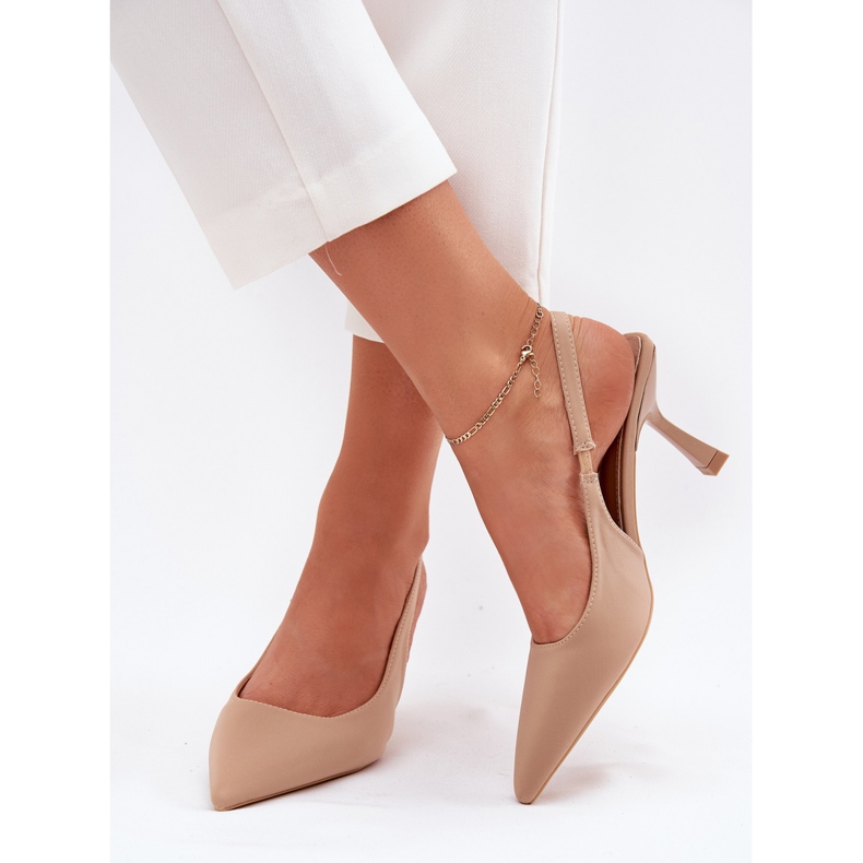 Sandalias de mujeres en el tacón alto beige