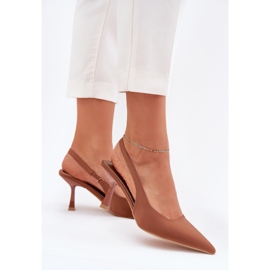 Sandalias para mujeres en el alfiler de camello marrón Sandalias para mujeres en el alfiler de camello marrón