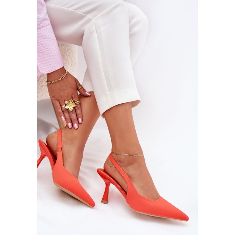 Sandalias para mujeres en un alfiler de naranja