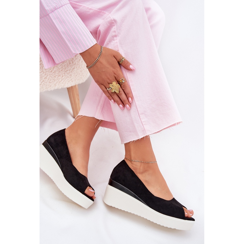 Sandalias para mujeres para una cuña con Eco Suede Black negro Sandalias para mujeres para una cuña con Eco Suede Black negro