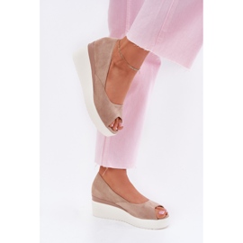 Sandalias para mujeres para una cuña con beige de gamuza ecológica Sandalias para mujeres para una cuña con beige de gamuza ecológica