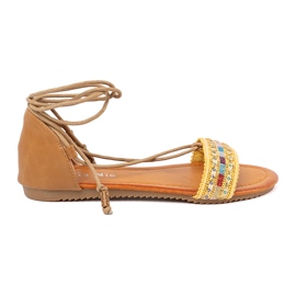 Sandalias marrones con una correa decorada marrón