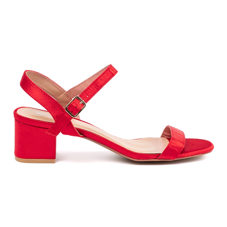 Shelvt Sandalias rojas en un post rojo Shelvt Sandalias rojas en un post rojo