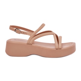 Sandalias para mujeres en la plataforma con rayas beige