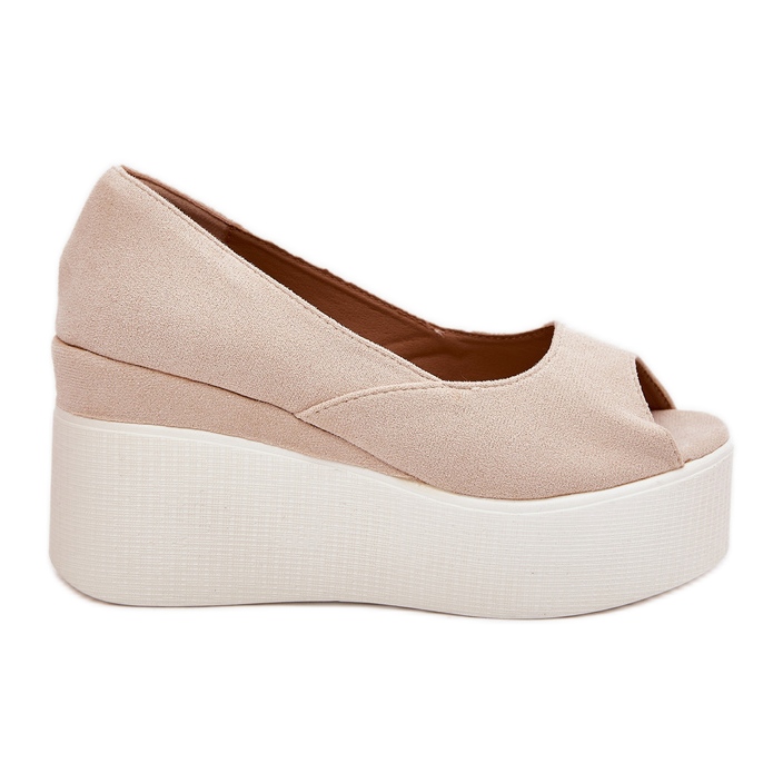 Sandalias de mujeres en la cuña y la plataforma de beige ligero