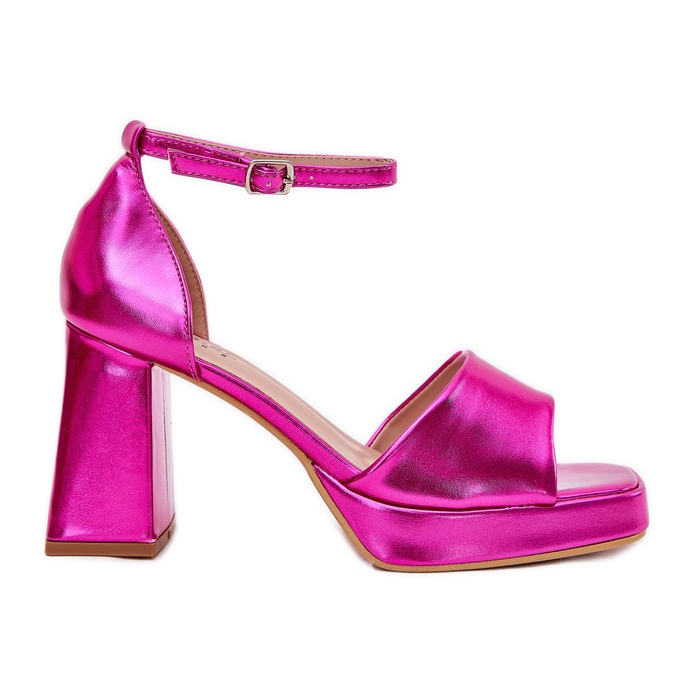 Sandalias de mujeres pintadas en el post fucsia rosado