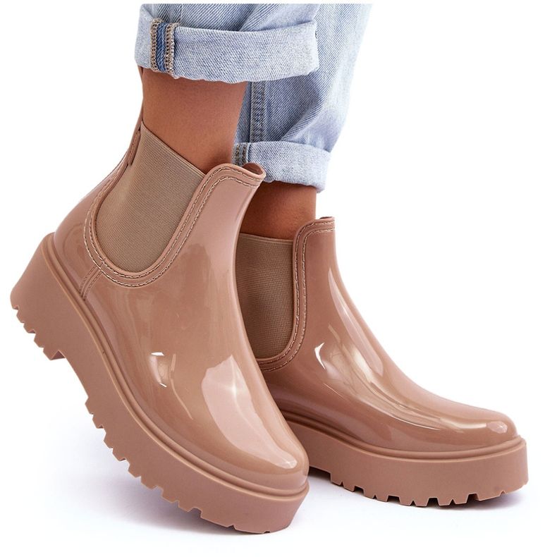 Botas de agua lacadas para mujeres en la plataforma Big Star MM274396 beige
