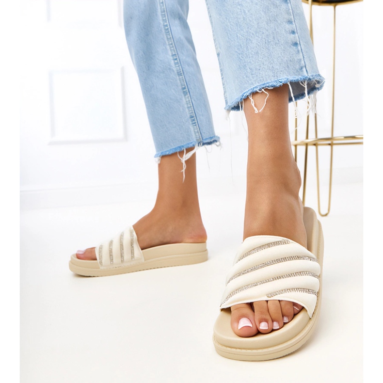 Chanclas beige con circones de cardon azul Chanclas beige con circones de cardon azul