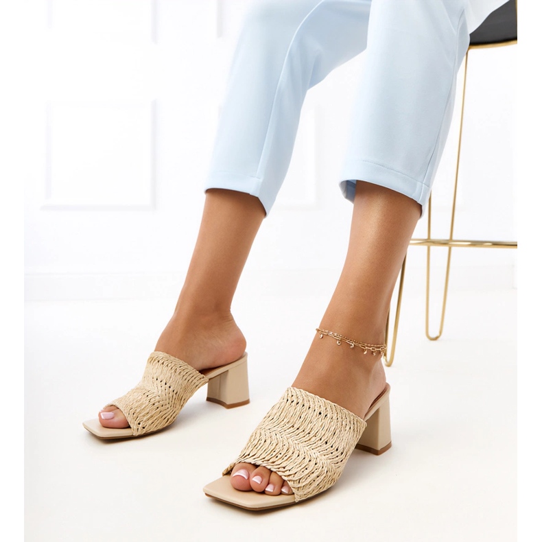 Chanclas beige en el poste con rayas de gamboa trenzadas