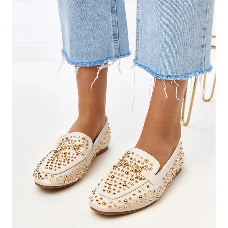 Mocasines beige decorados con pernos de Lea
