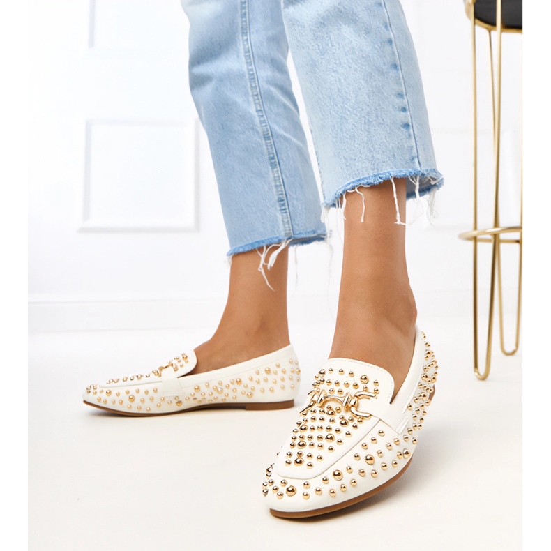 Mocasines blancos decorados con sementales de Lea Mocasines blancos decorados con sementales de Lea