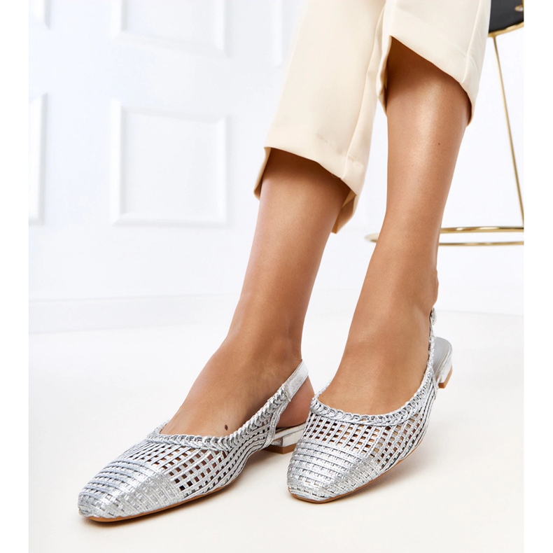 Ballerinas de Silver Openwork con un talón de víspera expuesta plata