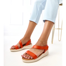 Sandalias de naranja en una verkado de cuña baja