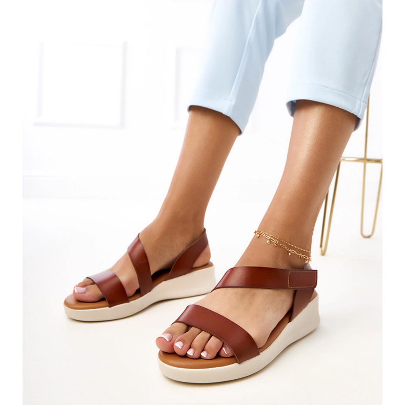 Sandalias marrones en una verkado de cuña baja marrón Sandalias marrones en una verkado de cuña baja marrón