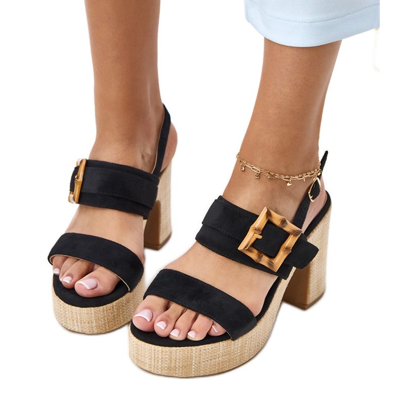 Sandalias negras en el poste decoradas con una abrazadera de undira negro Sandalias negras en el poste decoradas con una abrazadera de undira negro