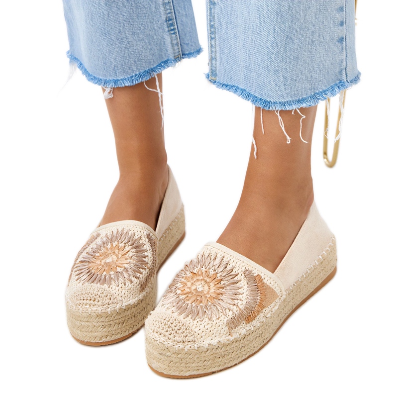 Apartrilles beige con bordados en la plataforma Lorin