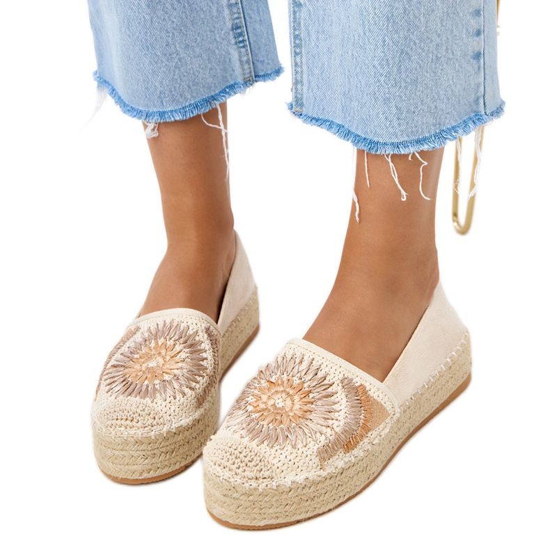 Apartrilles beige con bordados en la plataforma Lorin Apartrilles beige con bordados en la plataforma Lorin