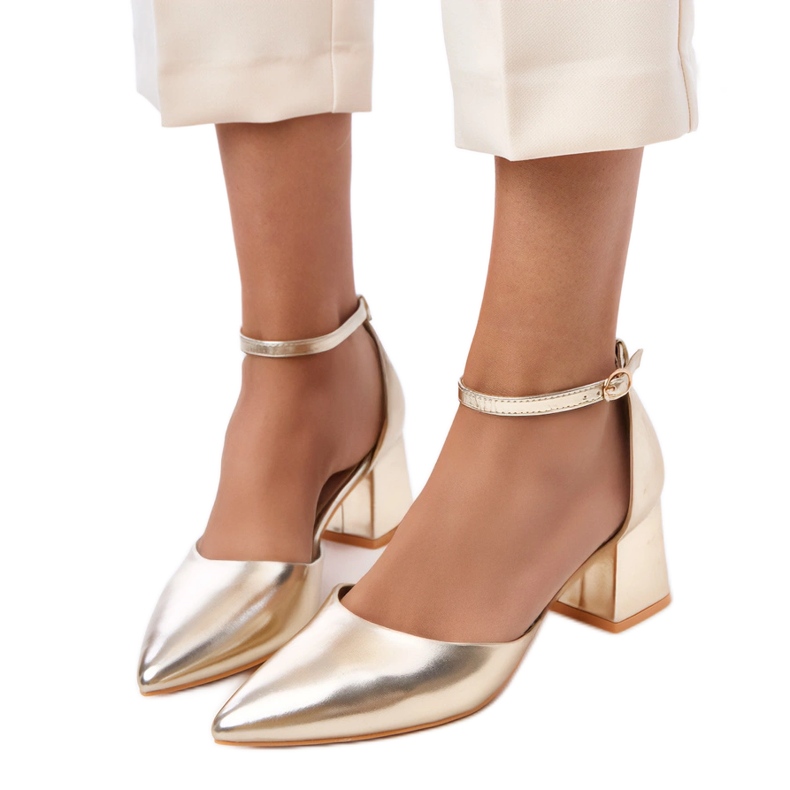 Bombas de oro en el poste sujetado en los cubos de Keris dorado Bombas de oro en el poste sujetado en los cubos de Keris dorado