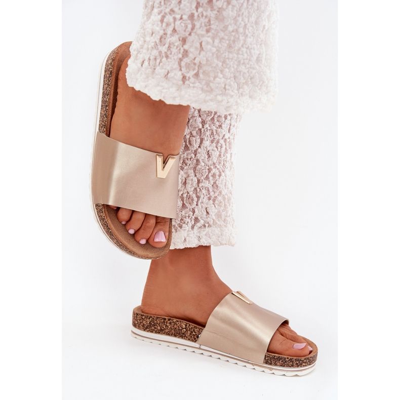 Boto Flip fallas para mujeres en una plataforma de corcho con un detalle decorativo de la embarcación de oro dorado Boto Flip fallas para mujeres en una plataforma de corcho con un detalle decorativo de la embarcación de oro dorado