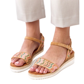 Sandalias de crochet marrones en la cuña de versala marrón