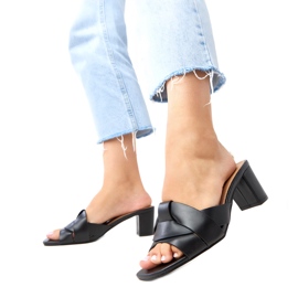 Flips clásicos negros en la publicación de Risana Eco -leather