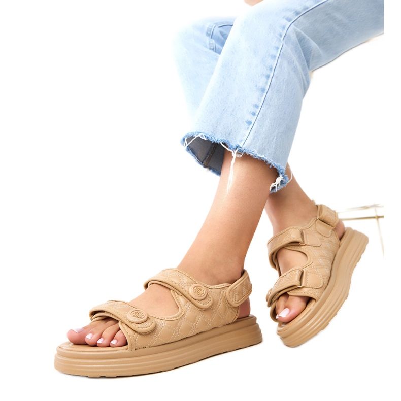 Sandalias beige oscuras con cinturones de barba ajustables marrón