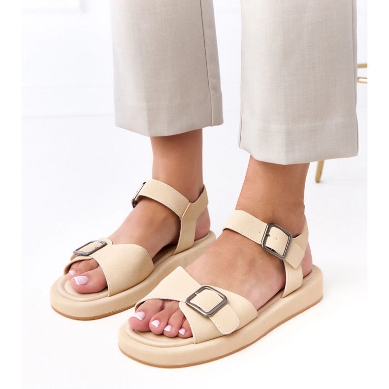 Sandalias beige con una hebilla en la barra de Mirkas Sandalias beige con una hebilla en la barra de Mirkas