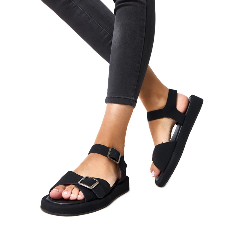 Sandalias negras con hebilla en el cinturón de Mirkas negro