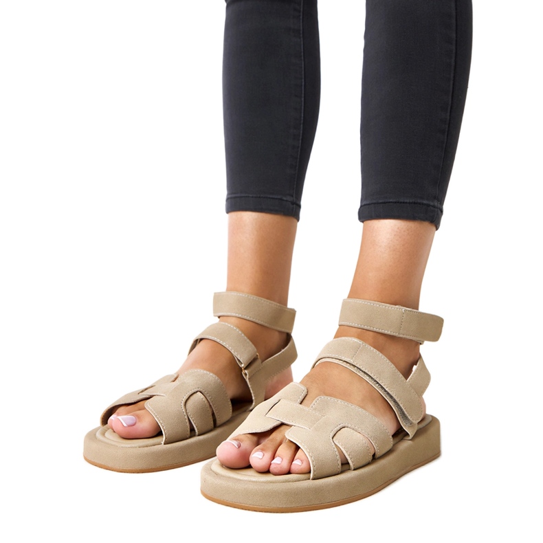 Sandalias beige oscuras sujetas con cubos de maimuna verde