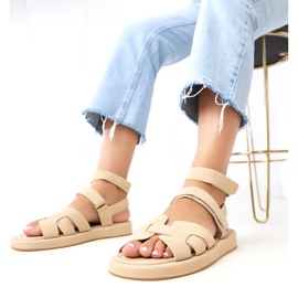 Sandalias beige sujetas con cubos de maimuna