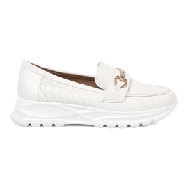 Shelvt Mocasines blancos con un elemento dorado decorativo.