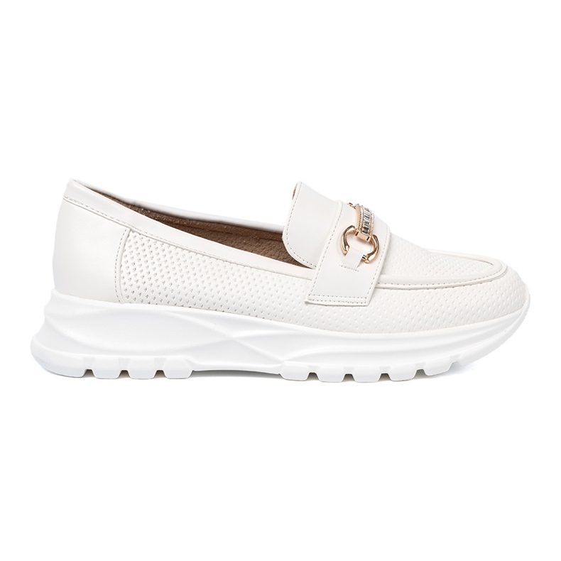 Shelvt Mocasines blancos con un elemento dorado decorativo.
