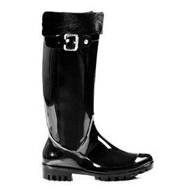 Chanclos con un traje interior negro