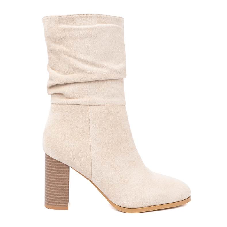 Shelvt Botas beige ligeras con una parte superior arrugada y talón