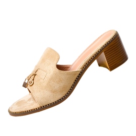 Beige flop -flops en el adorno de abedul