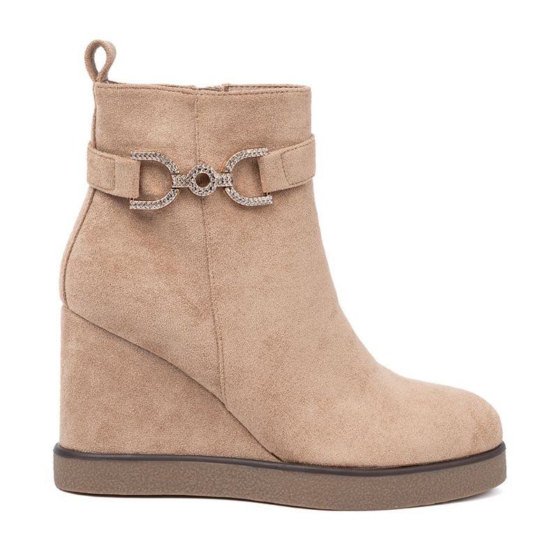 Shelvt Botas beige en una cuña con una hebilla decorativa