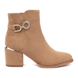 Shelvt Botas elegantes en un tono marrón claro con detalles dorados