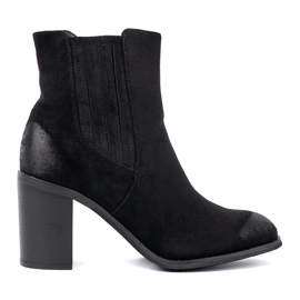 Shelvt Botas de ante negras en un pilar alto aislado negro
