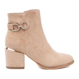 Shelvt Elegantes botas beige con una hebilla decorativa