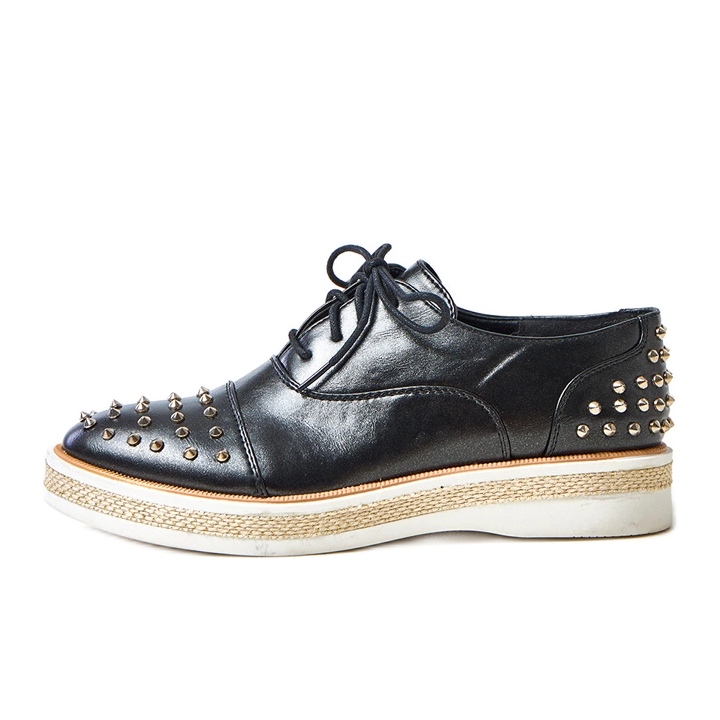 Zapatos de mujeres negras con pernos de gres negro